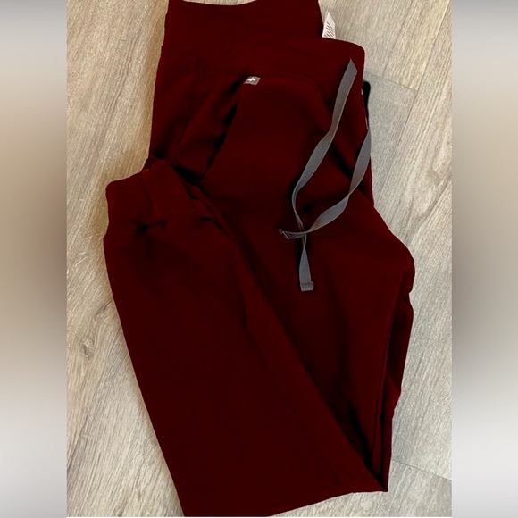Figs Women’s Burgundy High Waisted Relaxed Fionx Jogger Scrub Pant Size: XS/P - Picture 14 of 15